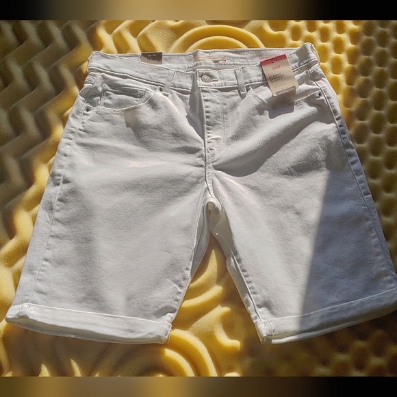 Women's Levi's Shorts - Picture 5 of 7